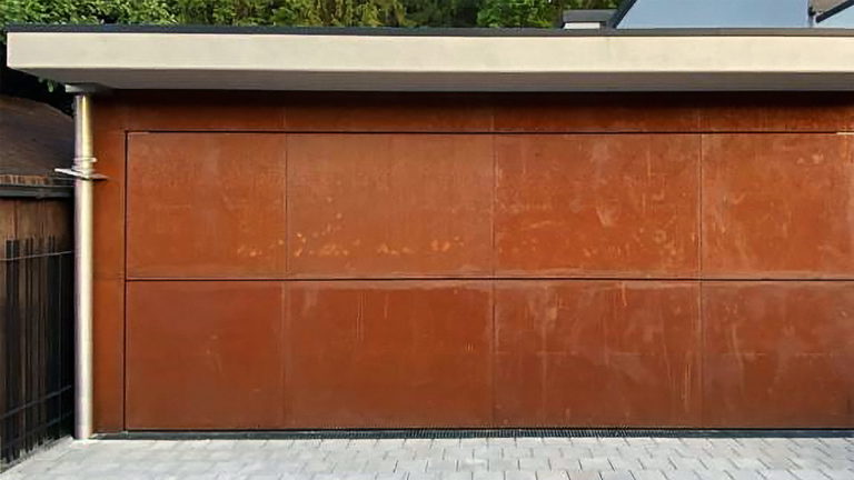 Tor des Monats Dezemeber 2020Ort: Dießen am AmmerseeProdukt: Kipptor HTBreite: 5850 mmHöhe: 2350 mmBelag: bauseitig